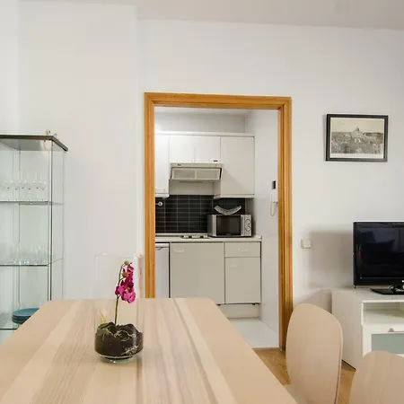 Zorrilla, 25 *
