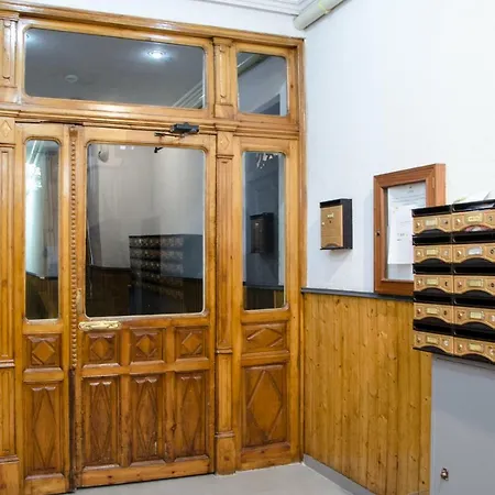 Apartment Renovated And Modern- 3bd 2bth- Anton Martin *