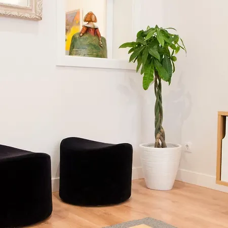 Renovated And Modern- 3bd 2bth- Anton Martin Apartment Madrid