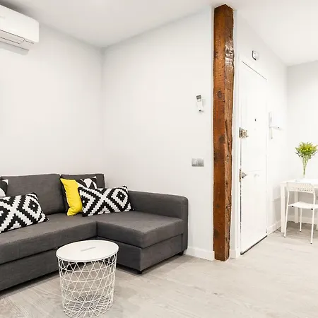 Apartment Bnbholder Black & Yellow Design Sol Madrid