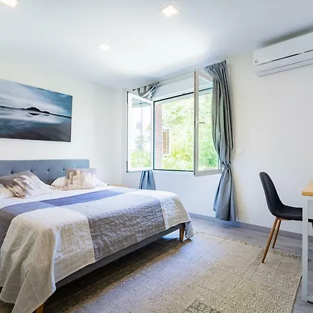 Exclusive Quietness In The Heart Of With Public Parking, Breakfast, 2 Bathrooms *
