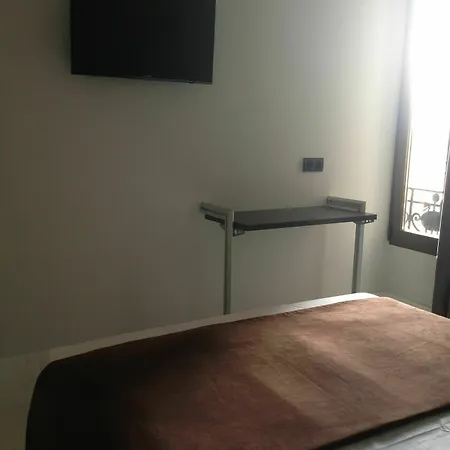 Albergue Gran Via 44 *