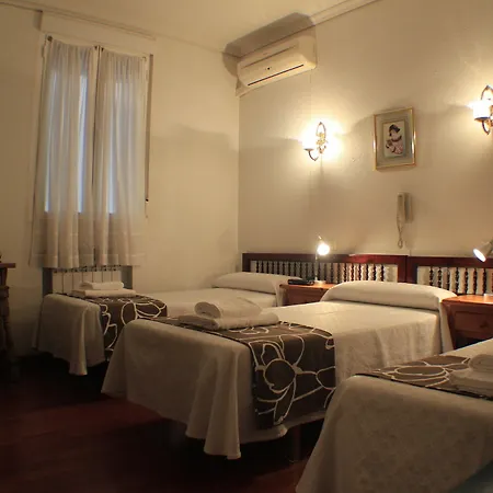 Esmeralda Πανσιόν 2*