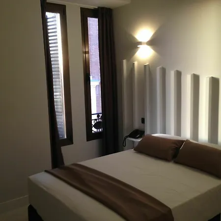 Albergue Gran Via 44 *