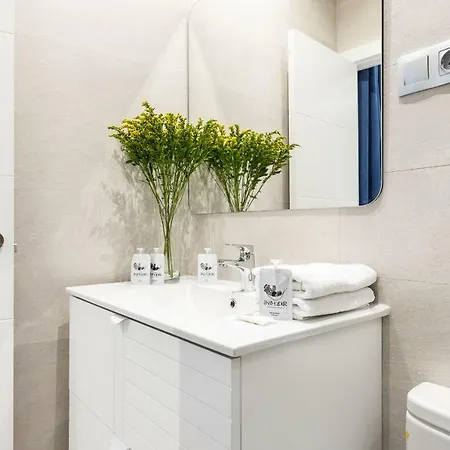 Bnbholder Black & Yellow Design Sol Apartment Madrid