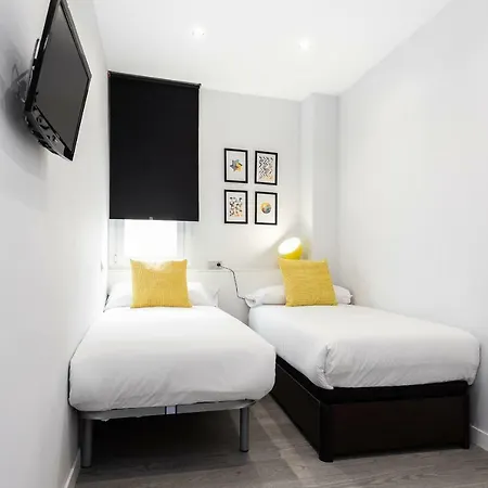 Apartment Bnbholder Black & Yellow Design Sol Madrid