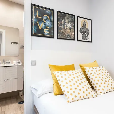 Apartment Bnbholder Black & Yellow Design Sol Madrid