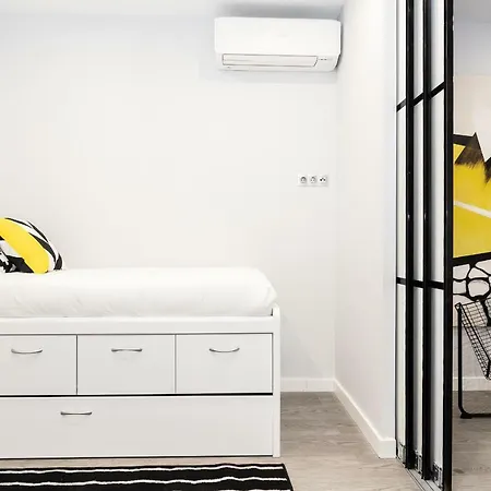 Bnbholder Black & Yellow Design Sol Madrid