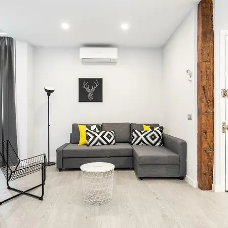 Apartment Bnbholder Black & Yellow Design Sol Madrid