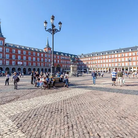 Luxury Belmont Puerta Del Sol Apartment