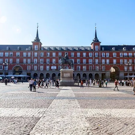 Luxury Belmont Puerta Del Sol Apartment