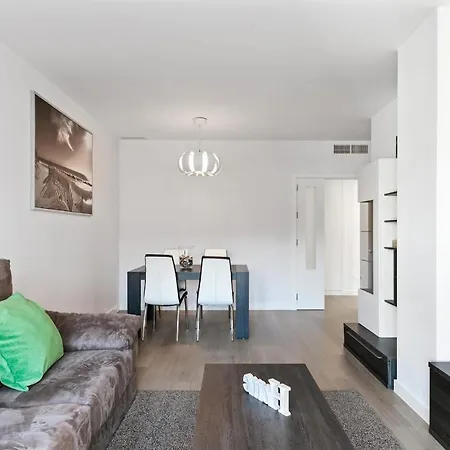 Stunning 2 Bedroom Near Adelfas * Madrid
