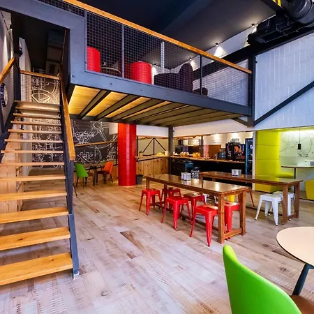 Far Bernabeu Hostel Madrid