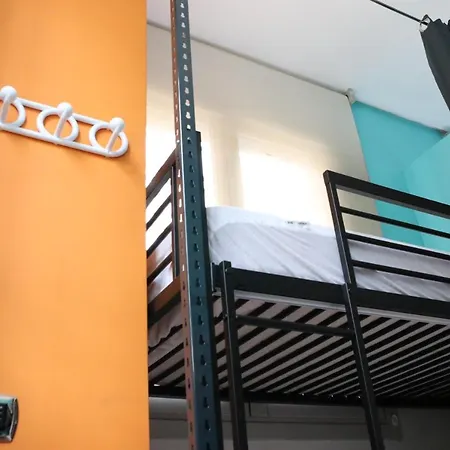 Urban Hostal *