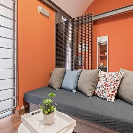 Contemporary Flat With 1-bedroom In Apartment