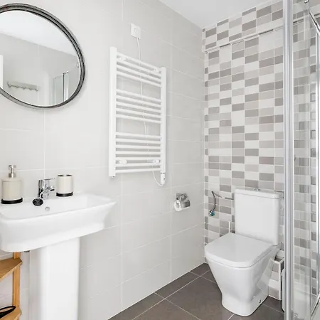 Apartment Cool By Olala Homes *