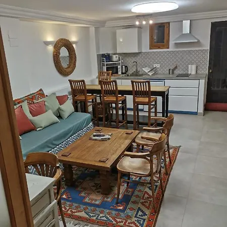 Loft In Beautiful 19th Century House 아파트