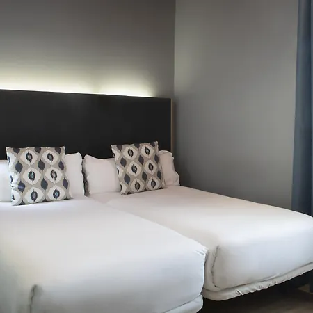Hotel Petit Palace Plaza Del Carmen 4*