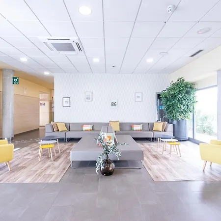 Residencia Universitaria Resa Erasmo * Madrid