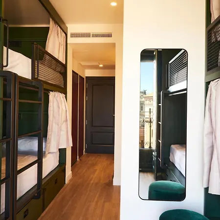 Hostel Latroupe Prado Madrid