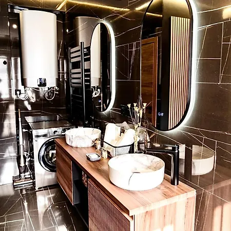 Luxury And Elegant Apartment *