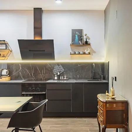 Luxury And Elegant Apartment *