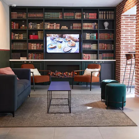 Latroupe Prado Hostel