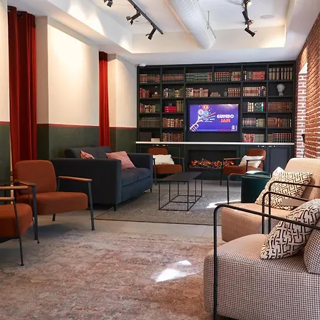 Hostel Latroupe Prado Madrid