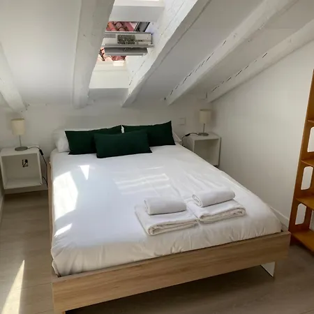Hortaleza 72 Calle, Preciosa Buhardilla Entre Chueca Y Malasana Appartement *