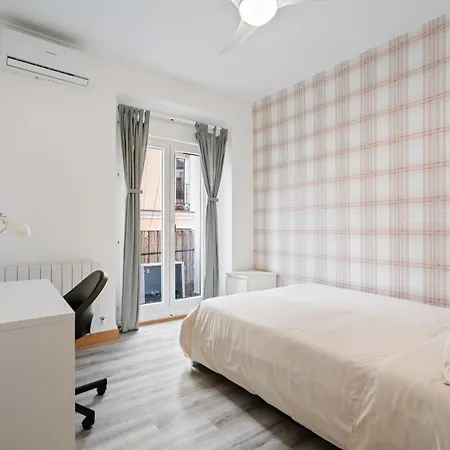 Apartamento La Latina Sol. Espacioso Apartamento, 12 Pax