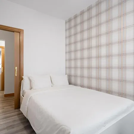 Apartamento La Latina Sol. Espacioso Apartamento, 12 Pax Madri