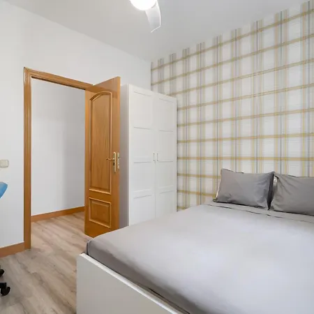 Apartamento La Latina Sol. Espacioso Apartamento, 12 Pax Madri