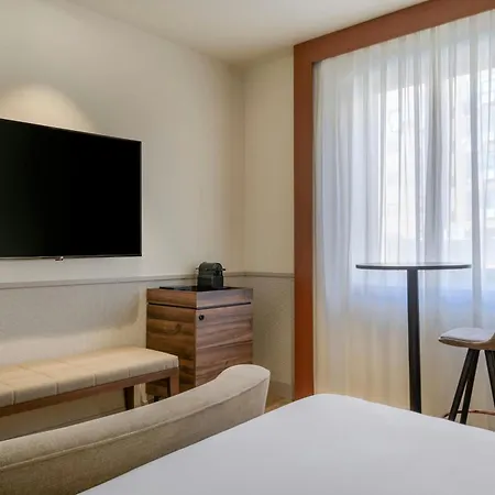 Hotel Ac Los Vascos By Marriott