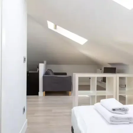 Ah- Descubre Desde Un Atico Con Estilo Acogedor Apartamento