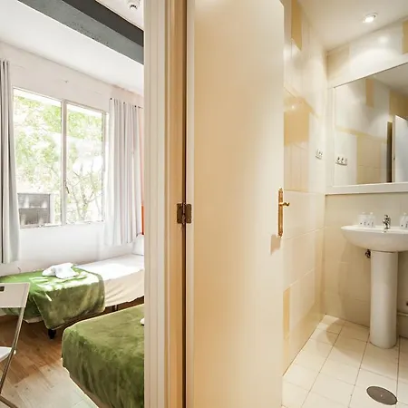 Euromadrid Hostel *