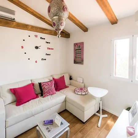Plaza De Las Comendadoras City Center Apartment