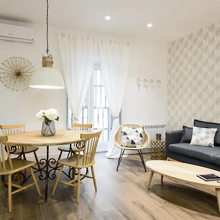 Charming Center - *