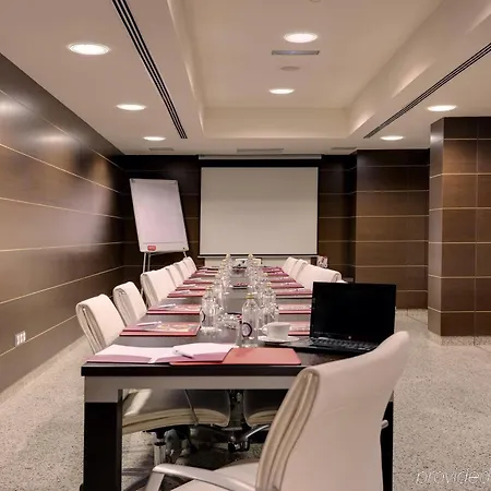 Crowne Plaza Airport 4*