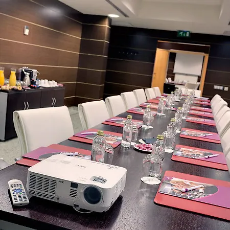 Crowne Plaza Airport 4*
