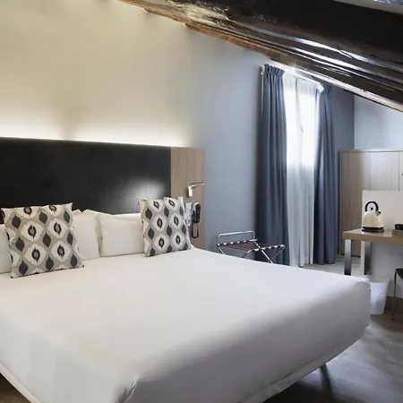 Petit Palace Plaza Del Carmen Hotel 4*