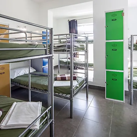 Euromadrid Hostel *