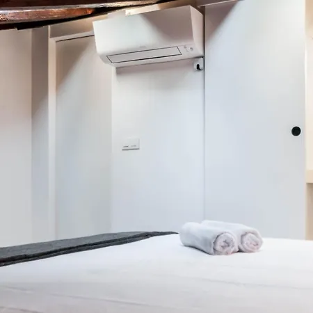 Hellenhost - Gran Via *
