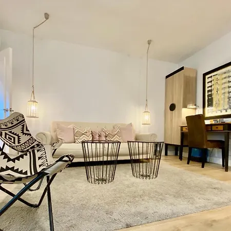 Charming La Casa De La Castellana Apartment Madrid