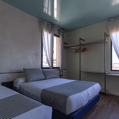 Hostel Charlotte-gran Via *