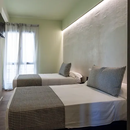 Hostel Charlotte-gran Via Madrid