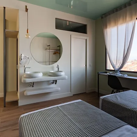Hostel Charlotte-gran Via Madrid