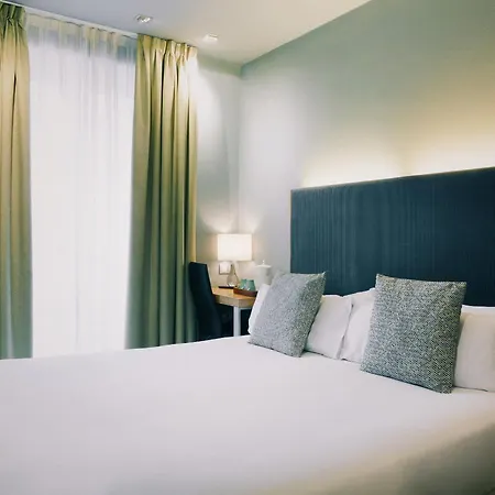 Petit Palace Tres Cruces 3*