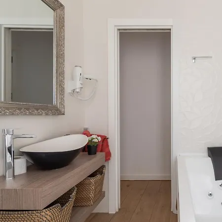 Jacuzzi Full Exterior Sol, By Monaro***** *