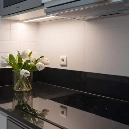 Apartamento Vivienda Con Zona De Trabajo, Piscina Y Parking *