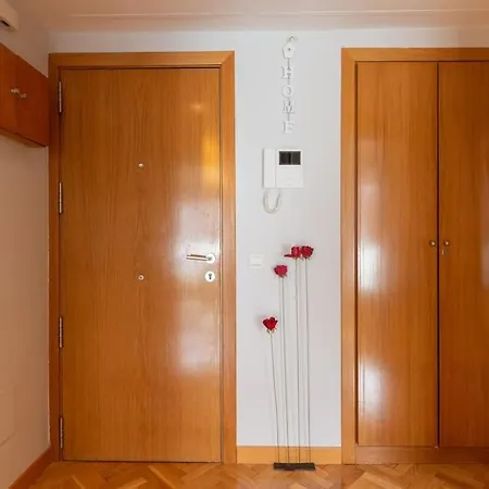 Vivienda Con Zona De Trabajo, Piscina Y Parking * Madrid
